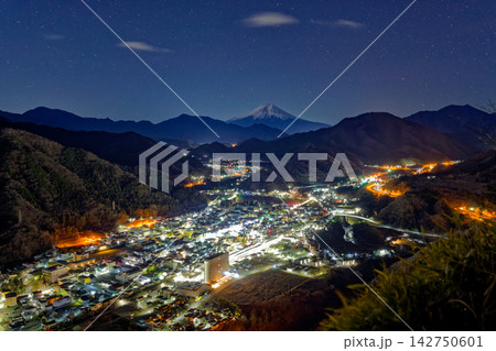 岩殿山から見る大月市街の夜景と富士山 岩殿山から見る大月市街の夜景と富士山 142750601