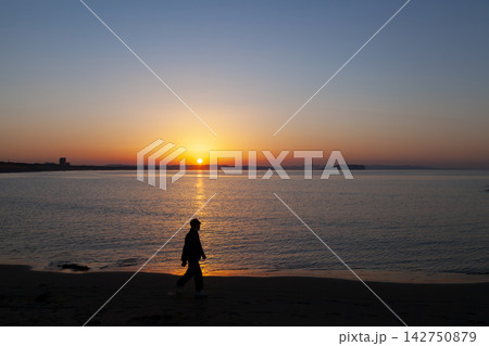 湘南茅ヶ崎 綺麗な朝陽と海とシルエット 湘南茅ヶ崎 綺麗な朝陽と海とシルエット 142750879