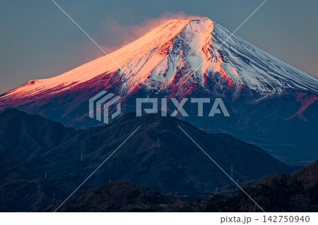 岩殿山から見る朝焼けの富士山 142750940