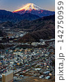 岩殿山から望む朝焼けの富士山と大月市街 142750959