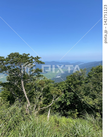青空と山々を望む緑豊かな山上の展望風景 青空と山々を望む緑豊かな山上の展望風景 142751123