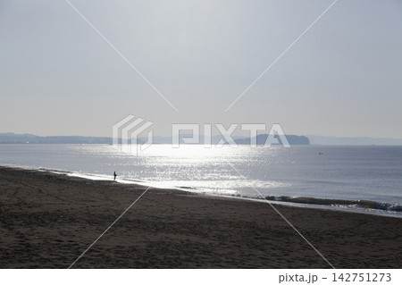 湘南茅ヶ崎 朝の海と江の島 湘南茅ヶ崎 朝の海と江の島 142751273
