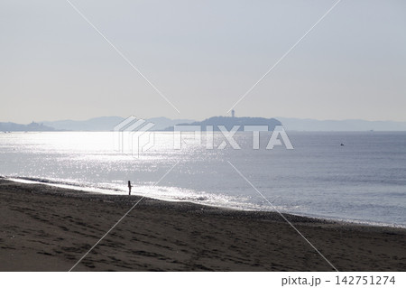 湘南茅ヶ崎 朝の海と江の島と釣り人のシルエット 湘南茅ヶ崎 朝の海と江の島と釣り人のシルエット 142751274