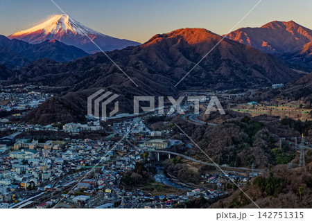 岩殿山から見る朝焼けの富士山と高川山・三ツ峠 岩殿山から見る朝焼けの富士山と高川山・三ツ峠 142751315