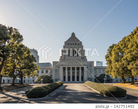 晴れ渡る青空のもとに佇む日本の政治の中心地・国会議事堂 晴れ渡る青空のもとに佇む日本の政治の中心地・国会議事堂 142751492