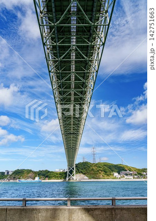 青空の下で関門海峡をまたいで架かる壮大な関門橋の風景 青空の下で関門海峡をまたいで架かる壮大な関門橋の風景 142751663