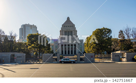 警視庁のパトカーと国会議事堂 警視庁のパトカーと国会議事堂 142751667