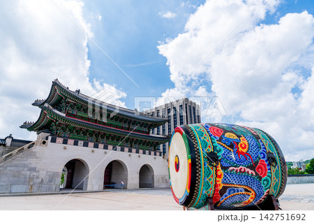 Gwanghwamun Gate, the main gate of Gyeongbokgung Palace, featuring restored Woldai stage and traditional Korean drum in Seoul, South Korea Gwanghwamun Gate, the main gate of Gyeongbokgung Palace, featuring restored Woldai stage and traditional Korean drum in Seoul, South Korea 142751692