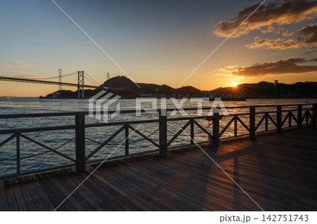 ウッドデッキの遊歩道から望む夕日と関門橋の美しい風景 ウッドデッキの遊歩道から望む夕日と関門橋の美しい風景 142751743