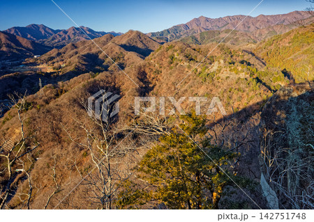 岩殿山から見る兜岩と朝の三ツ峠・滝子山 岩殿山から見る兜岩と朝の三ツ峠・滝子山 142751748