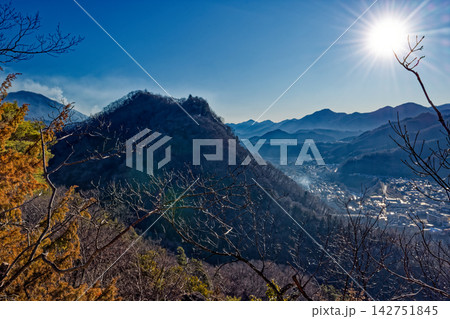 冬の天神山付近から見る岩殿山 142751845