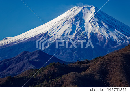 冬の岩殿山稜線・天神山付近から見る富士山 142751851