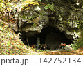 岩屋と紅葉 142752134