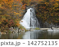 紅葉に囲まれた滝 142752135