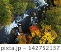 紅葉に囲まれた滝 142752137