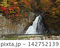 紅葉の滝壺に落ちる虹 142752139