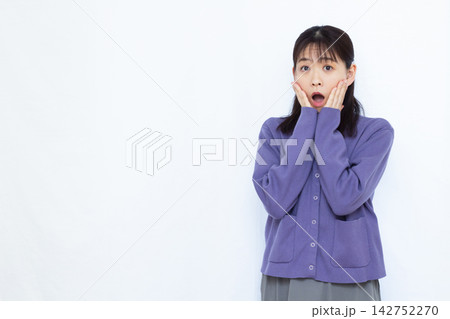 びっくり驚いている女性 びっくり驚いている女性 142752270
