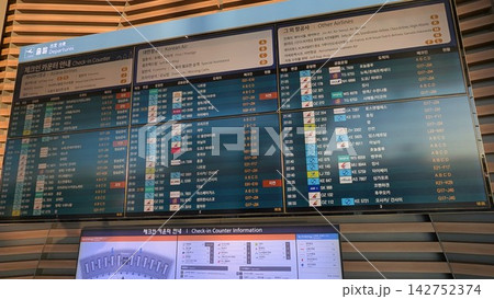 仁川空港に設置されたチェックインカウンター案内モニター 仁川空港に設置されたチェックインカウンター案内モニター 142752374