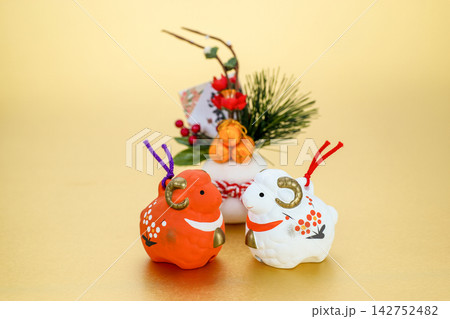 年賀素材　未年　可愛らしい紅白の羊と正月飾り　金色バック 142752482