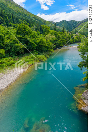 秋田県仙北市 抱返り渓谷の新緑と青く澄んだ川 美しい渓谷の自然風景 秋田県仙北市 抱返り渓谷の新緑と青く澄んだ川 美しい渓谷の自然風景 142752783