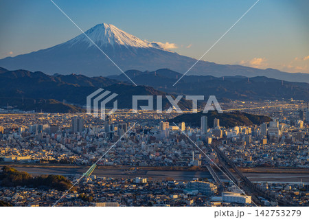 【静岡県】朝日が差し込んで輝く静岡の街並みの向こうに富士山 142753279