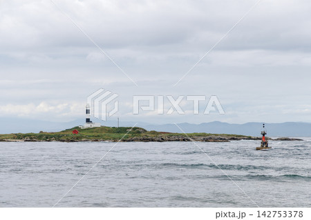 下北半島最北端の大間崎灯台 下北半島最北端の大間崎灯台 142753378