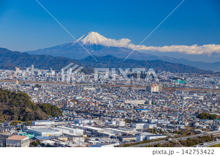 【静岡県】静岡の街並みの向こうに富士山 142753422