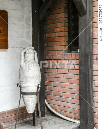 古代ギリシャやローマで使われていた液体や穀物の運搬に使われていた陶器と専用の鉄製スタンド 142753479