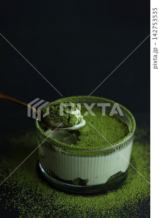 抹茶ティラミスをスプーンですくう 抹茶ティラミスをスプーンですくう 142753535
