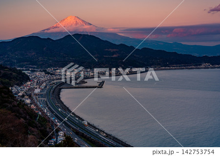 【静岡県】薩埵峠から見る、駿河湾越しの富士山 142753754