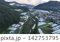 早朝の川上村に広がる千曲川Chikuma Riverレタス畑を捉えたドローン空撮（長野県南佐久郡） 142753795