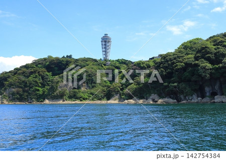 江の島弁天橋のたもとから稚児ヶ淵までをつなぐ遊覧船から望む江の島の景色 142754384