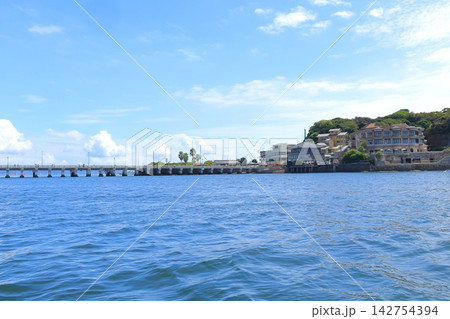江の島弁天橋のたもとから稚児ヶ淵までをつなぐ遊覧船から望む江の島の景色 江の島弁天橋のたもとから稚児ヶ淵までをつなぐ遊覧船から望む江の島の景色 142754394