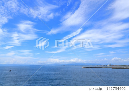 江の島弁天橋のたもとから稚児ヶ淵までをつなぐ遊覧船から望む江の島の景色 江の島弁天橋のたもとから稚児ヶ淵までをつなぐ遊覧船から望む江の島の景色 142754402