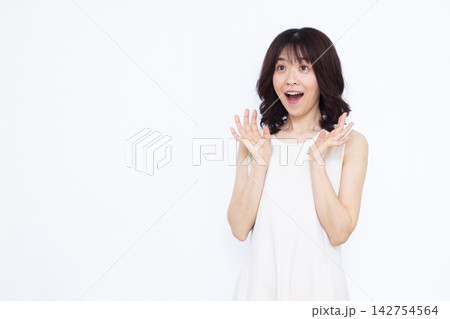 笑顔でおどろく女性 142754564
