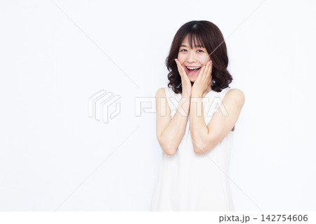 笑顔でびっくり驚いている女性 笑顔でびっくり驚いている女性 142754606