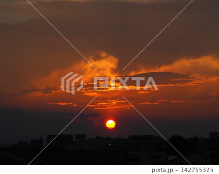 燃えるような夕焼け空 142755325