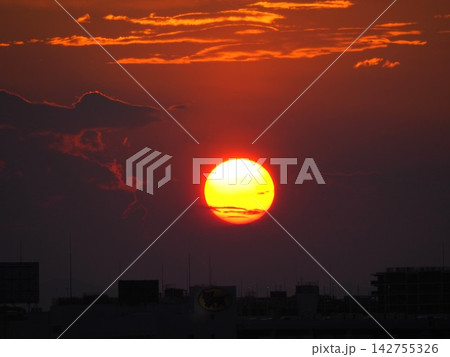燃えるような夕焼け空 燃えるような夕焼け空 142755326