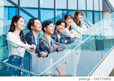 ビルの前で笑顔を見せる若いビジネスチーム ビルの前で笑顔を見せる若いビジネスチーム 142755602