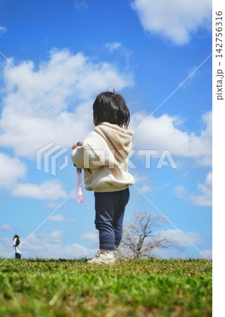 野原で遊ぶ子供 野原で遊ぶ子供 142756316