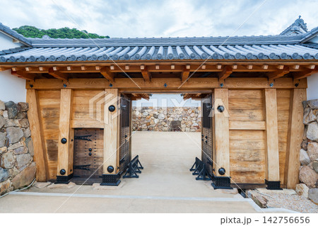 鳥取市　鳥取城跡の復元された中ノ御門　　大手門 142756656