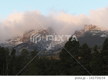 白くなった岩山に流れる雲がかかる朝の美しい風景 白くなった岩山に流れる雲がかかる朝の美しい風景 142759234