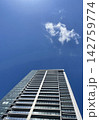 高層マンションと青空 142759774