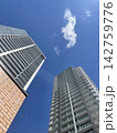 二つの高層マンション 142759776