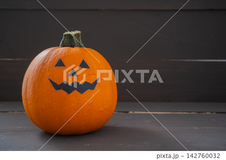貼り紙で顔を作った小さなハロウィンかぼちゃ 142760032