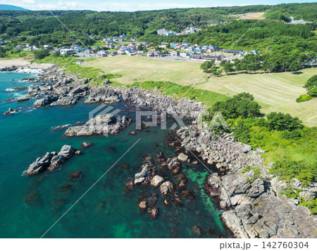 空撮「青森県」天然芝が美しい種差海岸の風景　八戸市 142760304