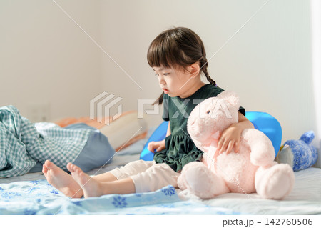 自宅で怒る3歳女の子、イヤイヤ期の子どもの日常 自宅で怒る3歳女の子、イヤイヤ期の子どもの日常 142760506