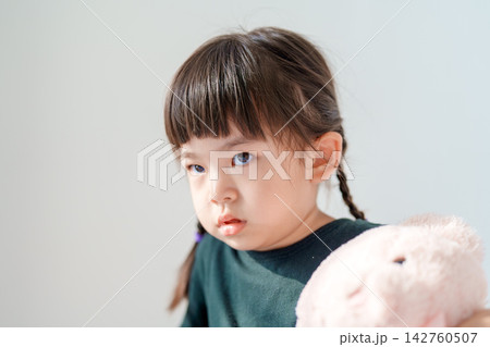 自宅で怒る3歳女の子、イヤイヤ期の子どもの日常 自宅で怒る3歳女の子、イヤイヤ期の子どもの日常 142760507