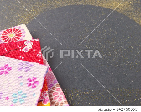 黒い背景に金粉と和布 黒い背景に金粉と和布 142760655