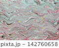 赤黒水色で描くエブルの羽模様・抽象背景 142760658
